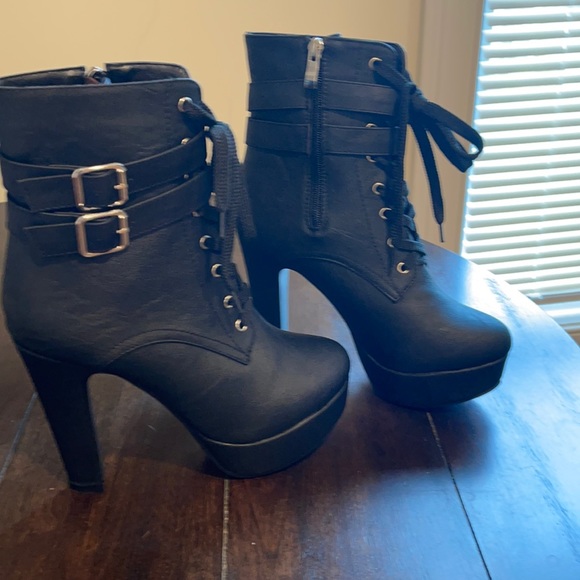Black side zip boot, NEVER WORN - Picture 1 of 4